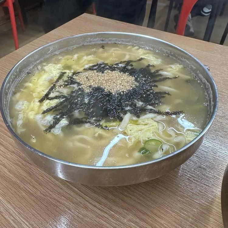 속초해수욕장 칼국수, 현지인도 몰래 다녀가는 진짜 맛집은?