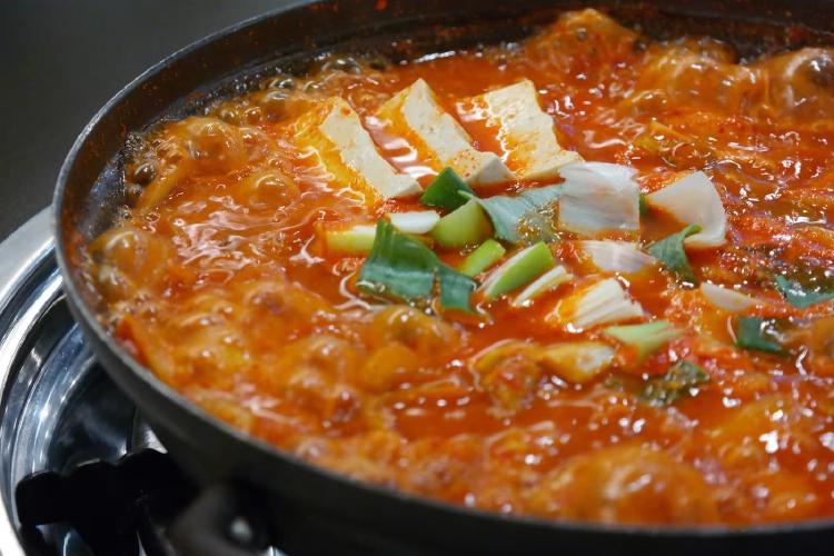 고구마줄기김치찌개, 여름에 이걸 안 먹는다고? 반전 맛과 건강 비밀 공개!