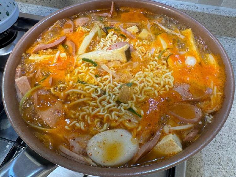 땅스부대찌개 칼로리, 다이어트 중 먹어도 될까? 실제 경험담과 반전 팁!