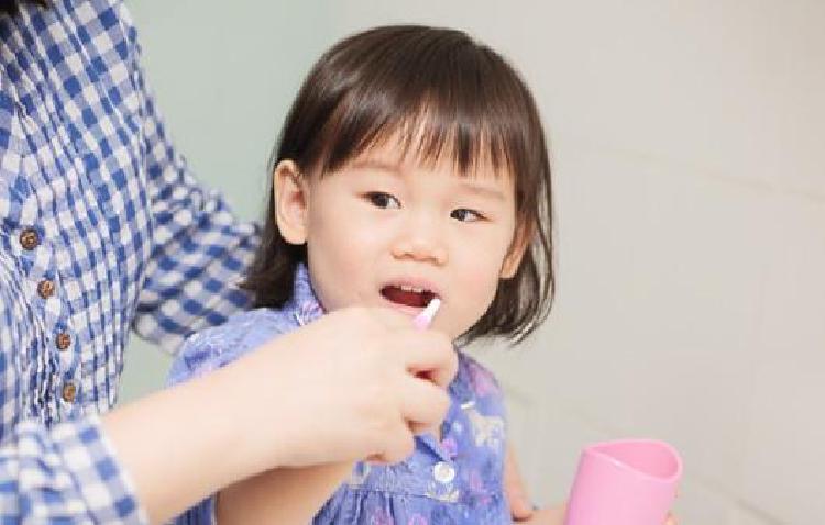 아기 양치질 하는법, 아이가 울어도 2분만 버티면 끝!